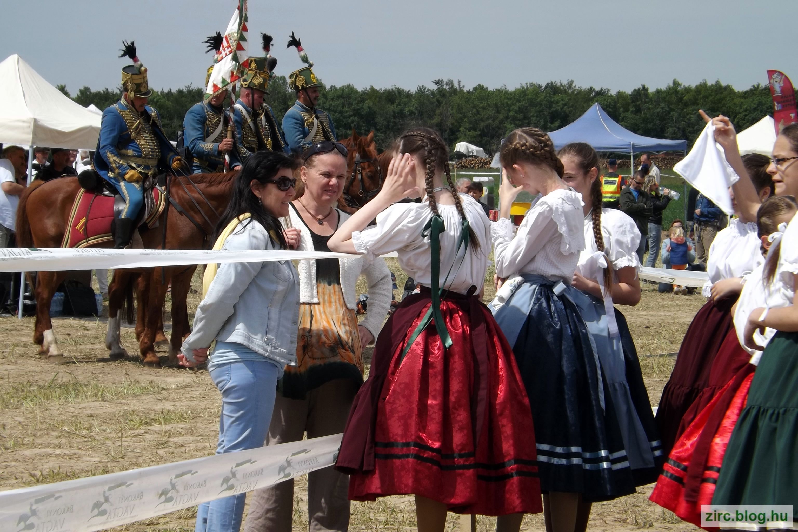 A Gizella-díjas Kis-Bakony Néptáncegyüttes a megnyitó előtt