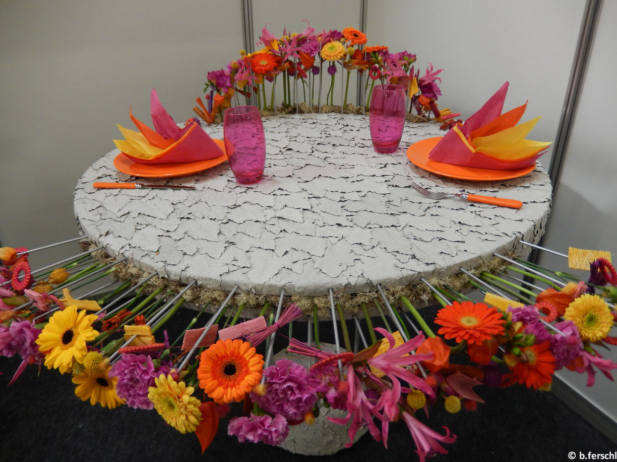 Mestervizsga, Gaszner Hajnalka alkotása<br /><br />‘Asztal‘ fonákkal felfelé fordított fehér nyár levelekkel borítva