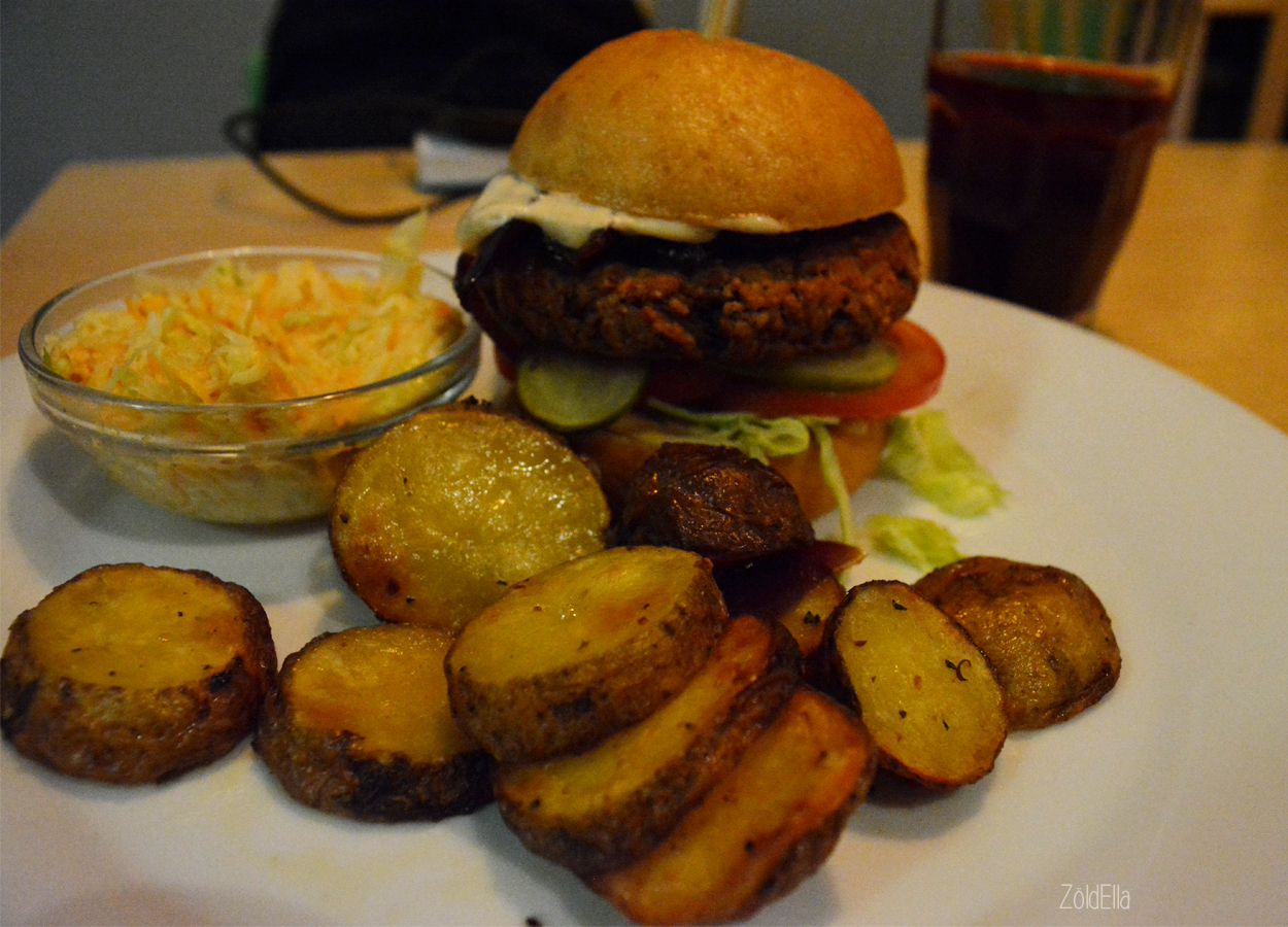 Bab burger sült krumplival és káposzta salátával