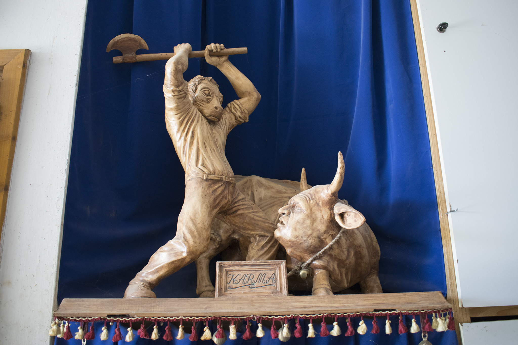Karma - szobor a tehenészet épületében