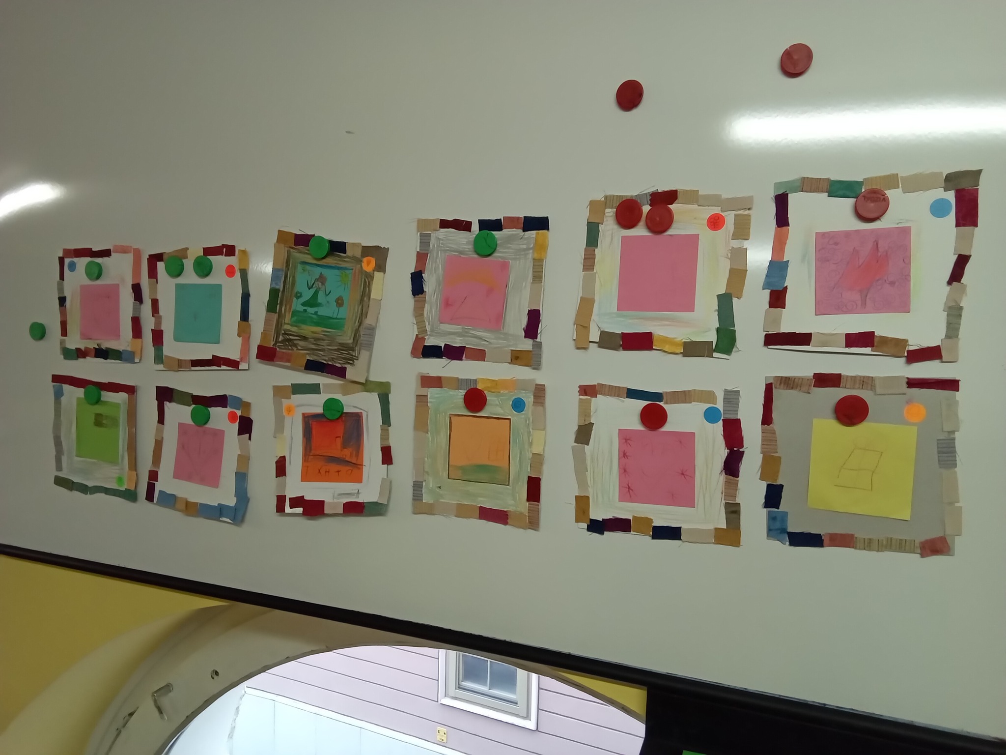 Textil maradékokból készített képkerettel ellátott gyermekrajzok