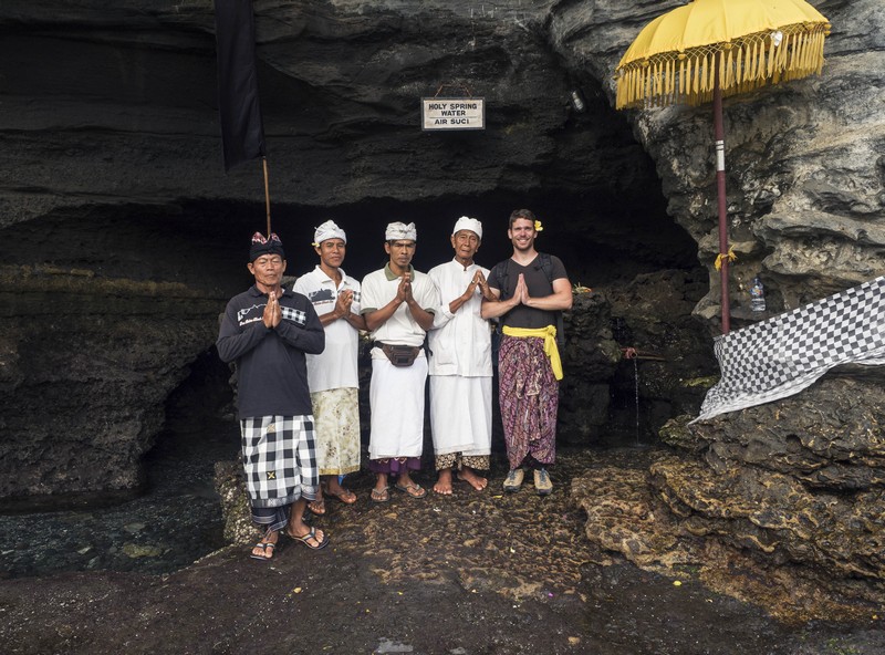 Áldás a helyiektől Balin - Tanah Lot Temple