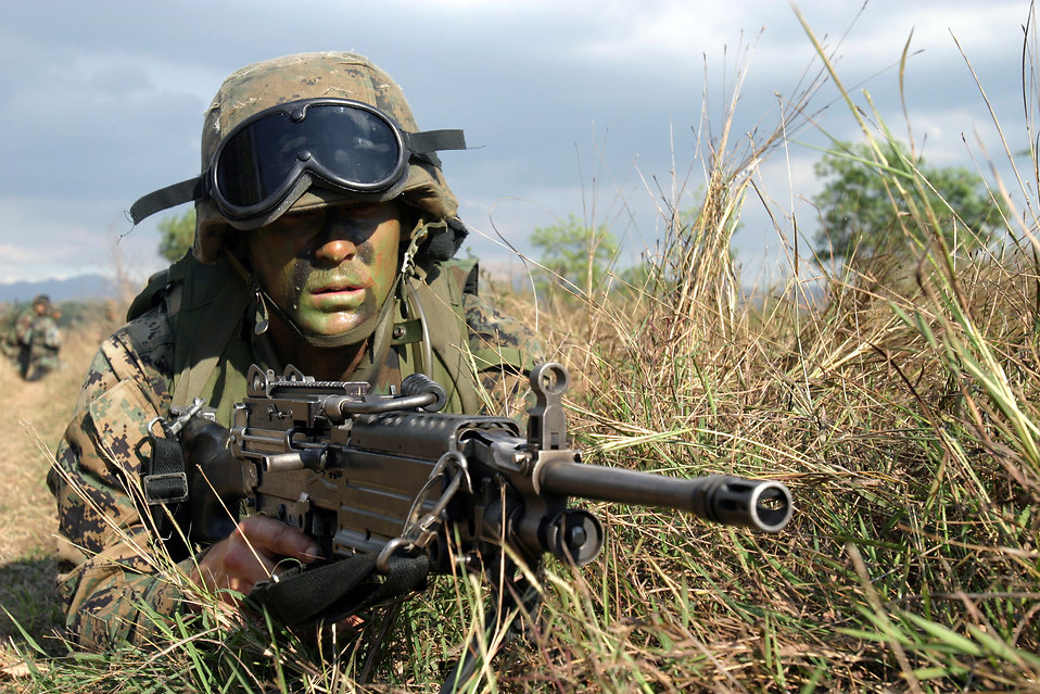 5491-us-soldier-with-an-m249-in-the-grass-pv.jpg