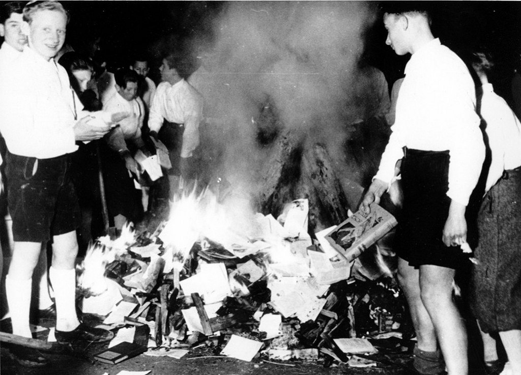 ko_nyve_gete_s_1938_aprilis_30_members_of_the_nazi_youth_participate_in_burning_of_books_in_salzburg_austria.jpg
