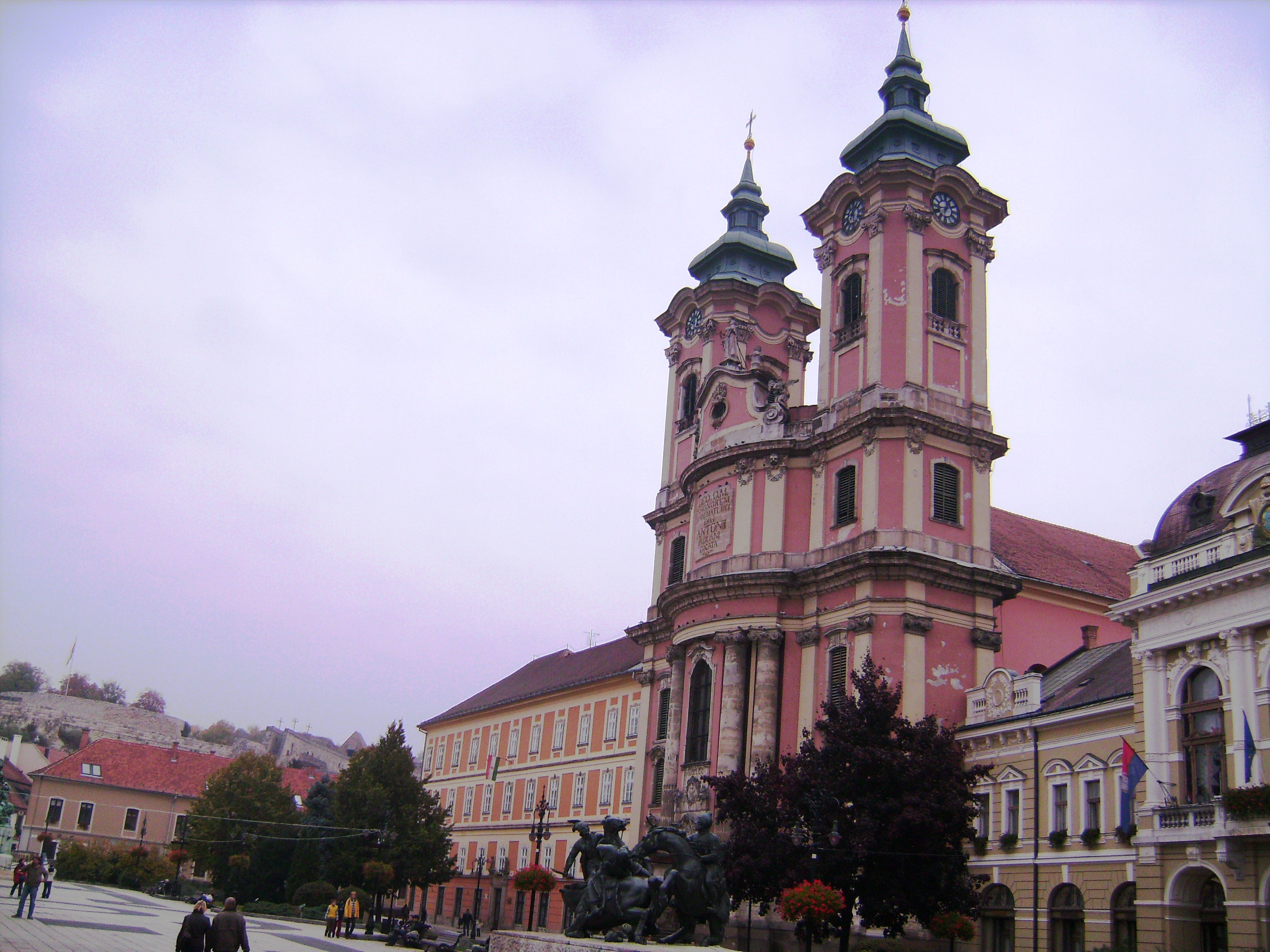 Az egri Páduai Szent Antal-templom (gyakran minorita templom) a Dobó István tér meghatározó épülete, a város második legnagyobb temploma a főszékesegyház után.<br />az építkezést Falk János egri kőművesmester kezdte el 1758-ban.<br />