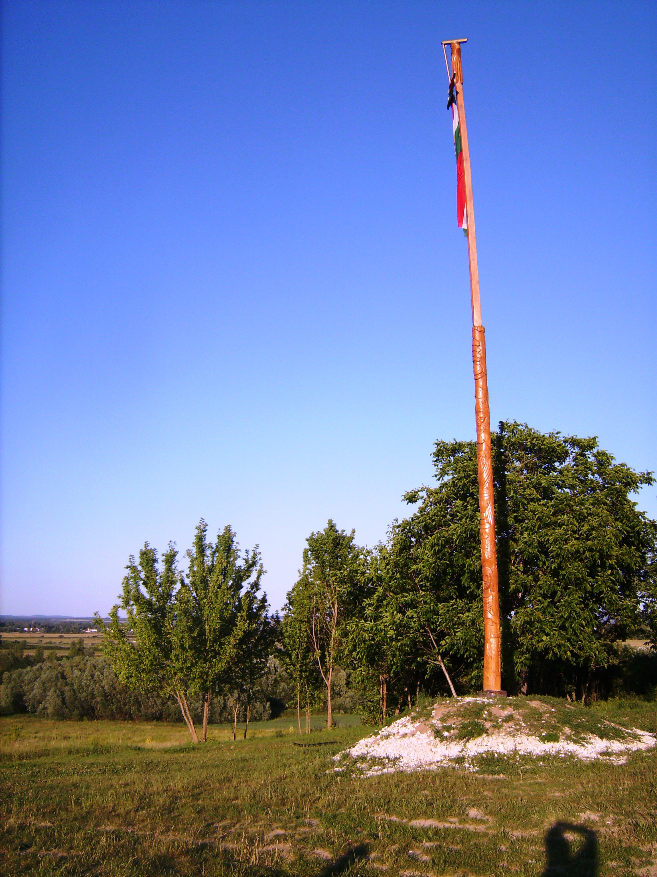 Országzászlótartó oszlop (Kilsza domb)&lt;br /&gt;Különlegessége, hogy a zászlótartórúd egyetlen 17 méteres tölgyfából lett kifaragva. Alkotója Farkaslaki Jakab György&lt;br /&gt;