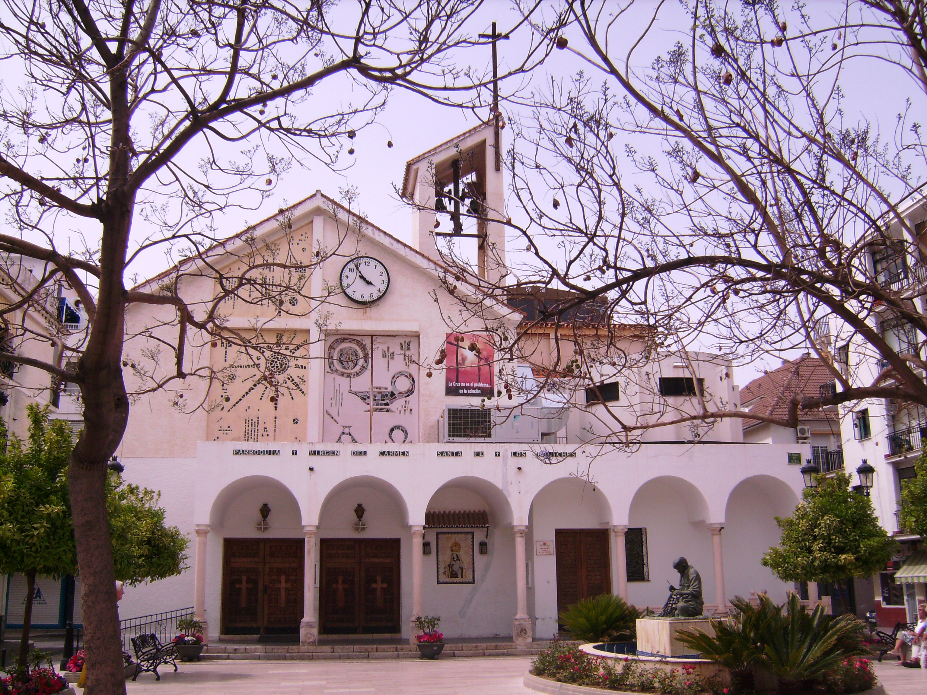 Ez a rendkívül érdekes, első ránézésre nem is templomnak látszó modern templom a La Parroquia de la Virgen del Carmen y la Santa Fe de los Boliches, Fuengirola los Boliches nevű részén, amely réges-régen halászfalu volt. <br />