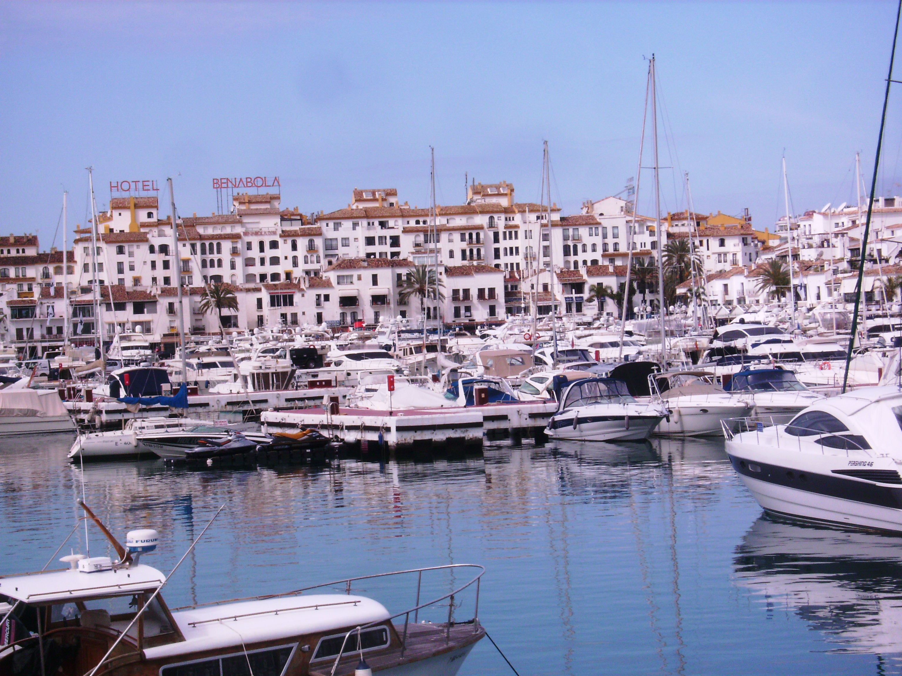 amelyek amúgy a Costa del Sol éjszakai életének központjai.