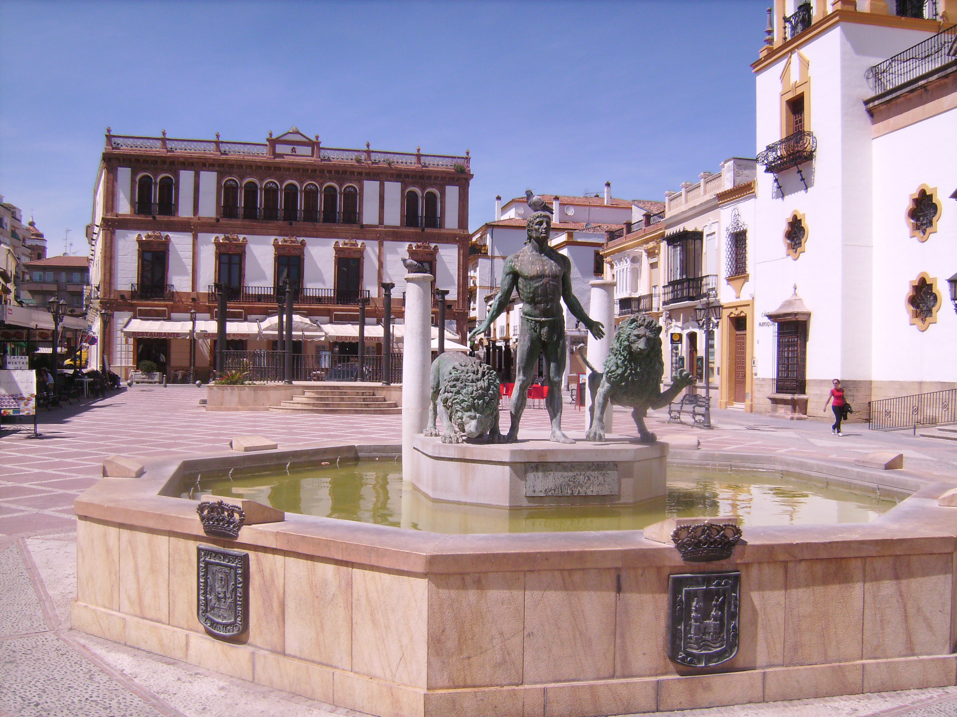 Plaza Del Socorro közepén áll ez az oroszlános Herkules kút. Az oldalán Andalúzia címere