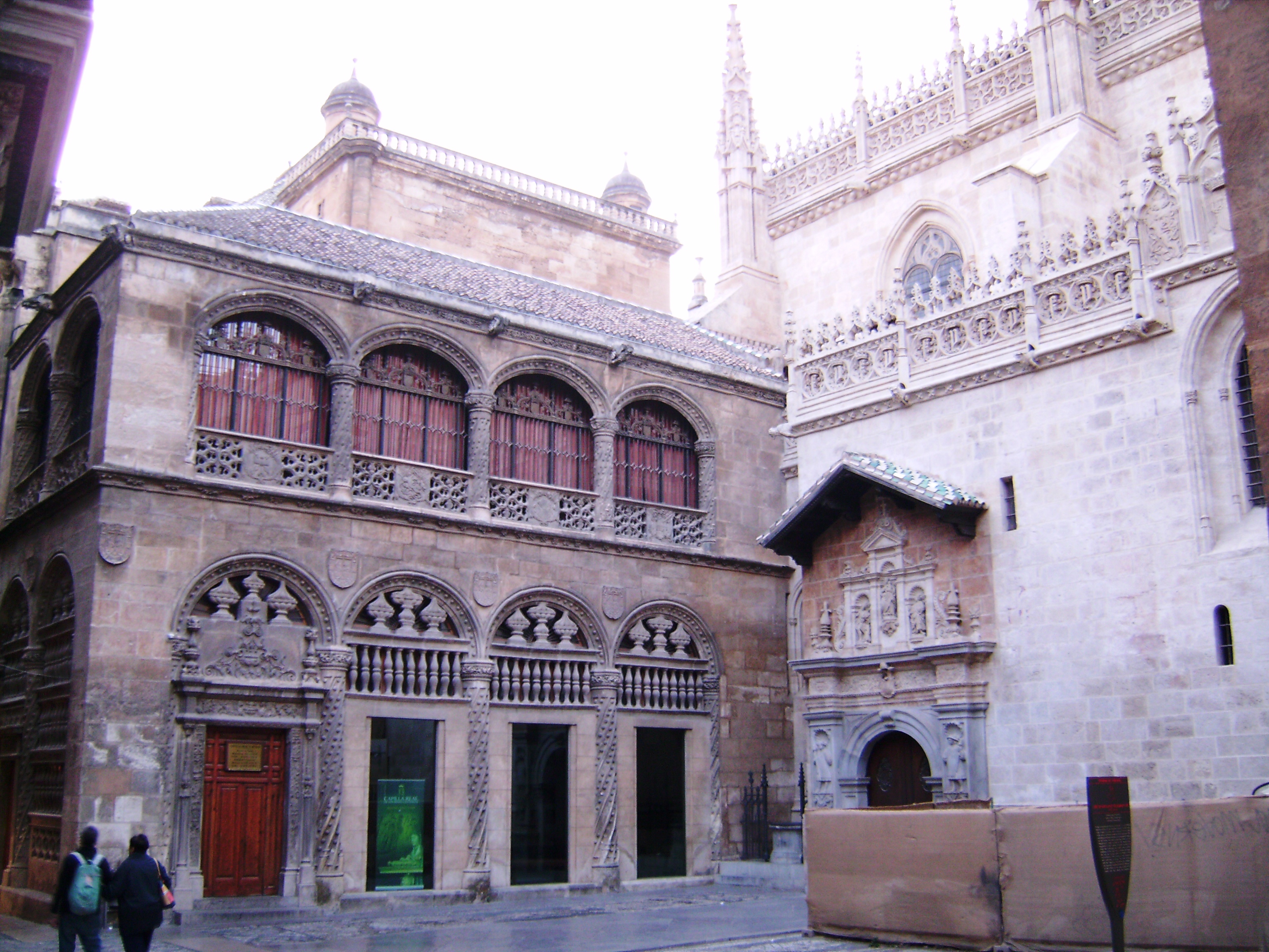 Capilla Real de Granada.  A királyi kápolnát 1505 és 1521 között Enrique Egas építette. Mikor Izabella királyné és Ferdinánd király elhunytak, először az alhambrai Szent Ferenc rendházban temették el őket, mivel a királyi kápolna még nem készült el. Később helyezték át és temették Fülöp király és Johanna királyné (ismert nevén “Őrült Johanna”) mellé. Habár ezt a kápolnát szánták minden spanyol király és királyné temetkezési helyéül, mégis az El Escorialban lévő kolostort használták helyette. A márvány sírokat a toscanai szobrász, Domenico Fancelli faragta.