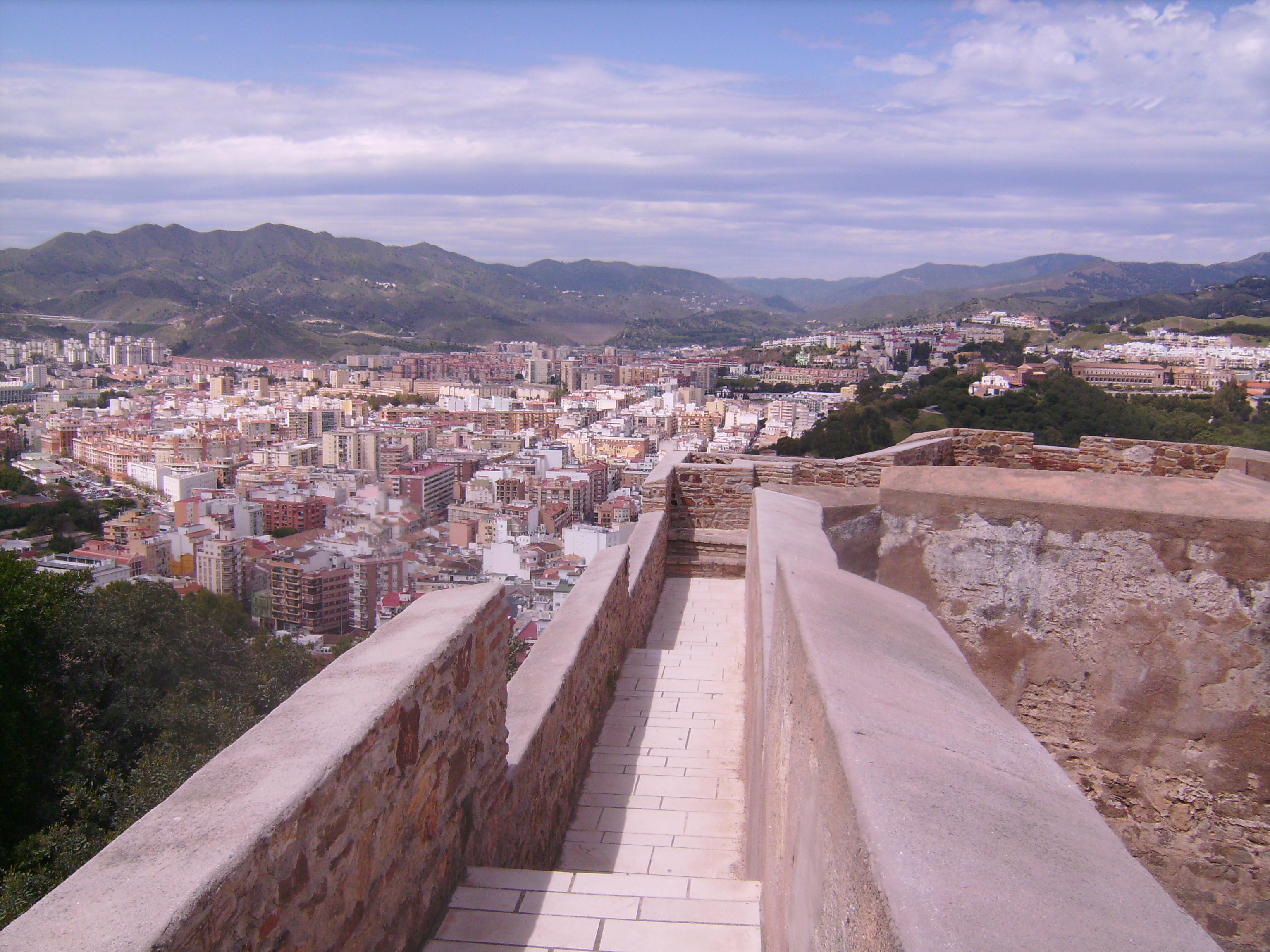 és Spanyolország legépebben megmaradt Alcazabája (az Alcazaba szó mór erődöt jelent). 