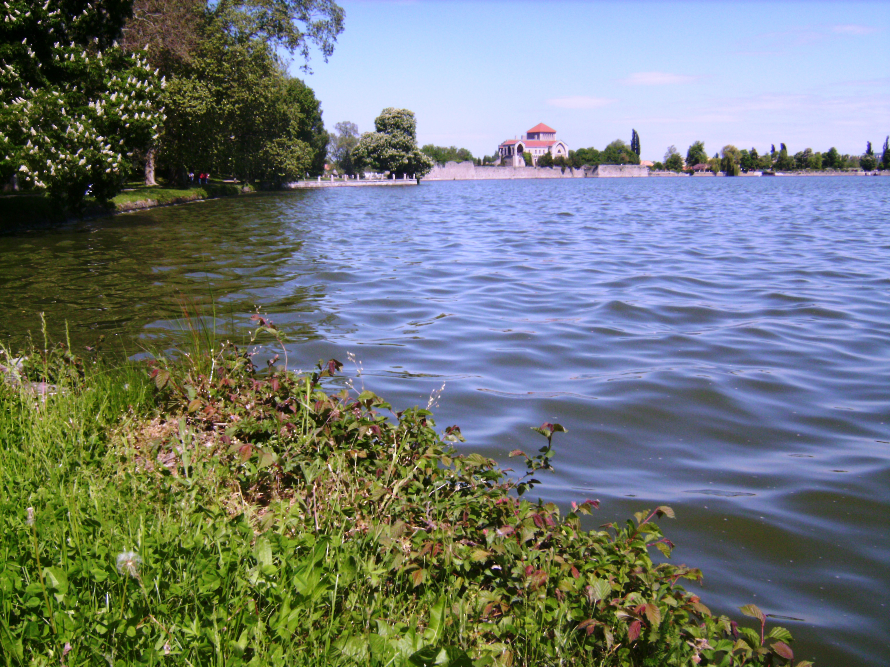 Az Öreg-tó látványának meghatározó eleme a Tatai vár.