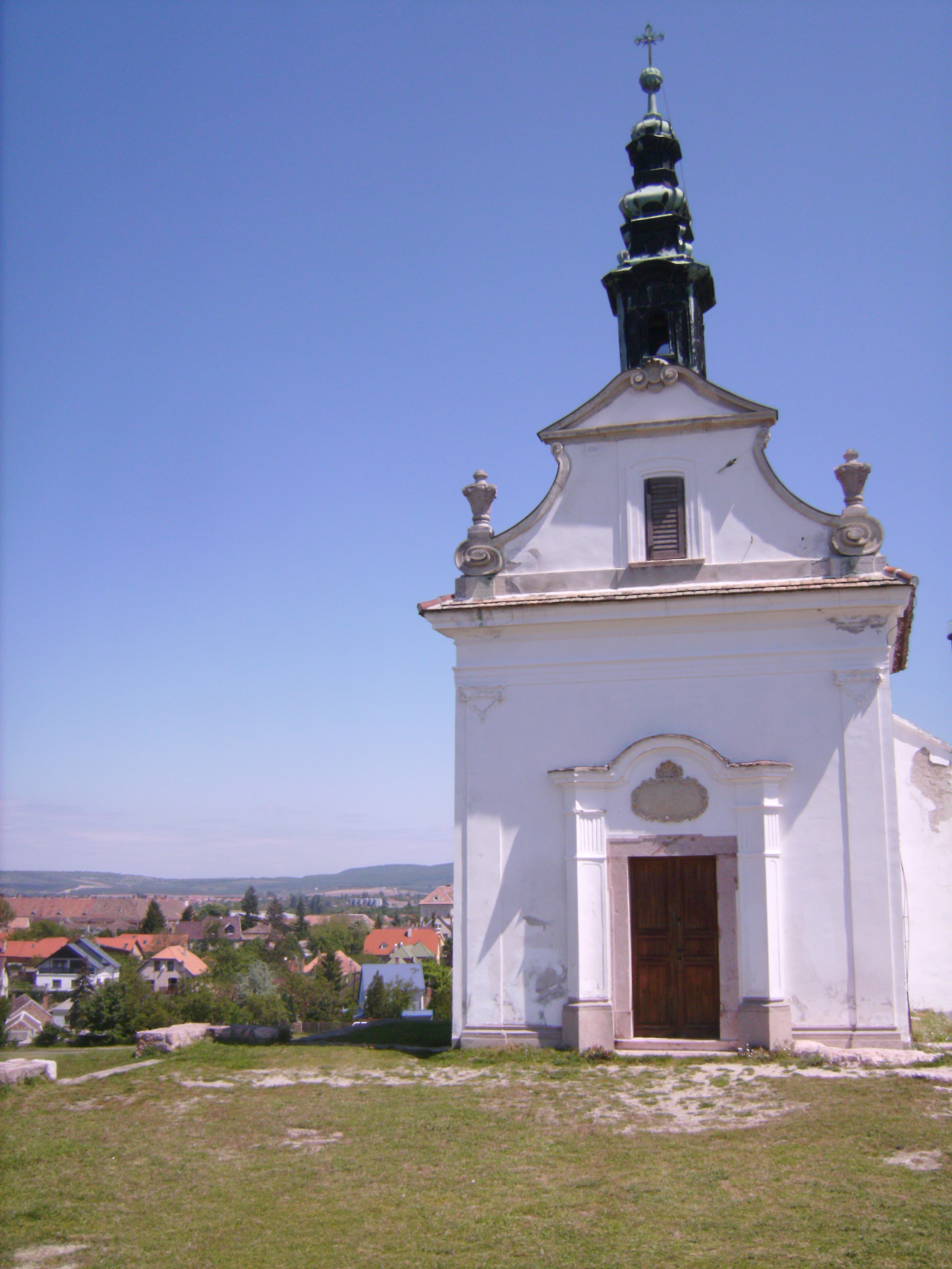 A Kálvária-domb tetején a középkorban a bencés apátság falujának, Szentivánnak, Keresztelő Szent Jánosról, elnevezett temploma állt. A román stílusú romos templomot 1754-ben lebontották, az új templom Fellner Jakab tervei alapján épült. 