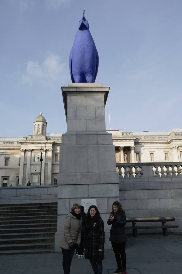 a megmagyarázhatatlan kék kakas a National Gallery előtt :D