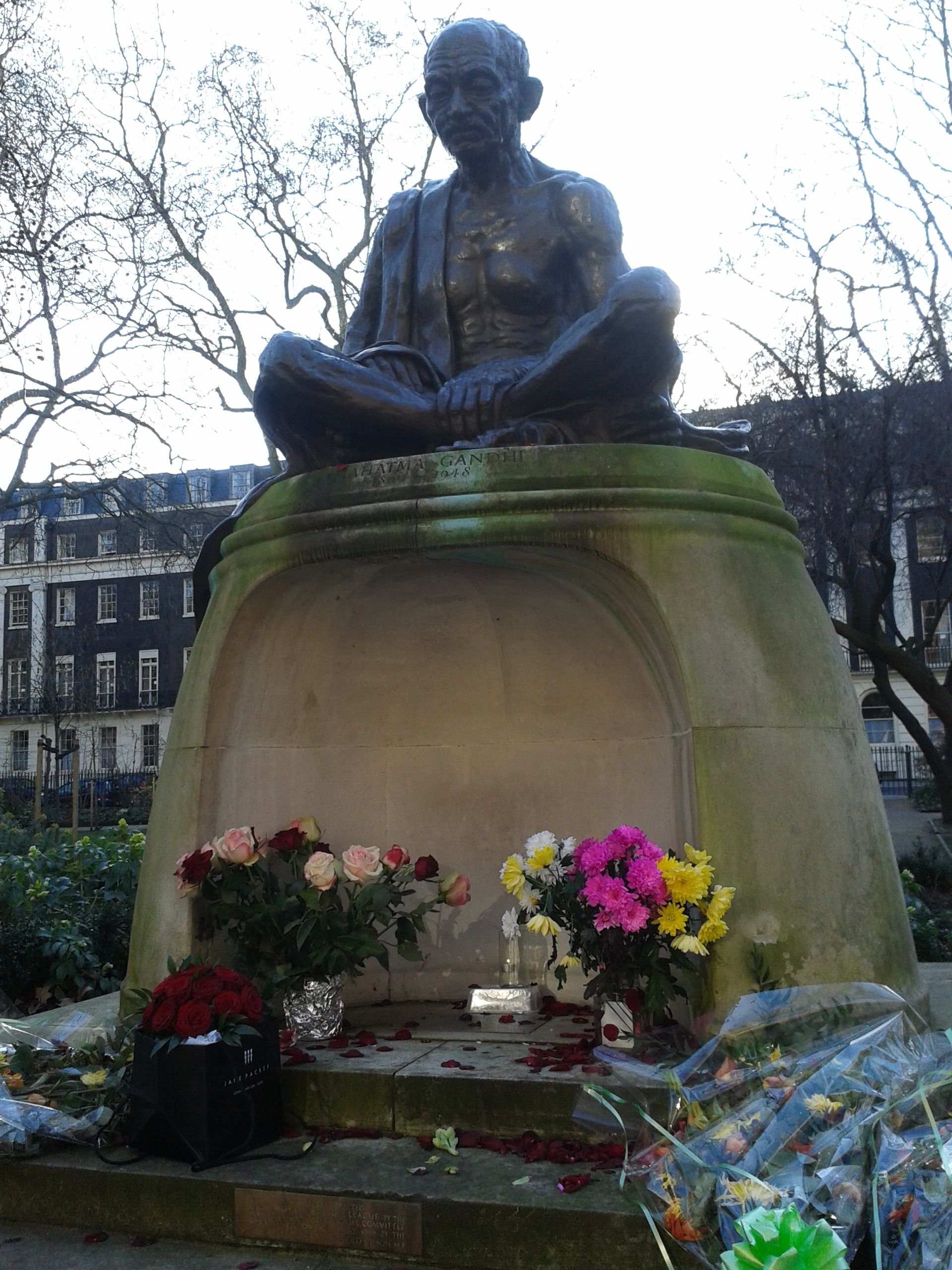Mahatma Gandhi szobra azon a téren ami mellett 2005-ben felrobbant a busz...