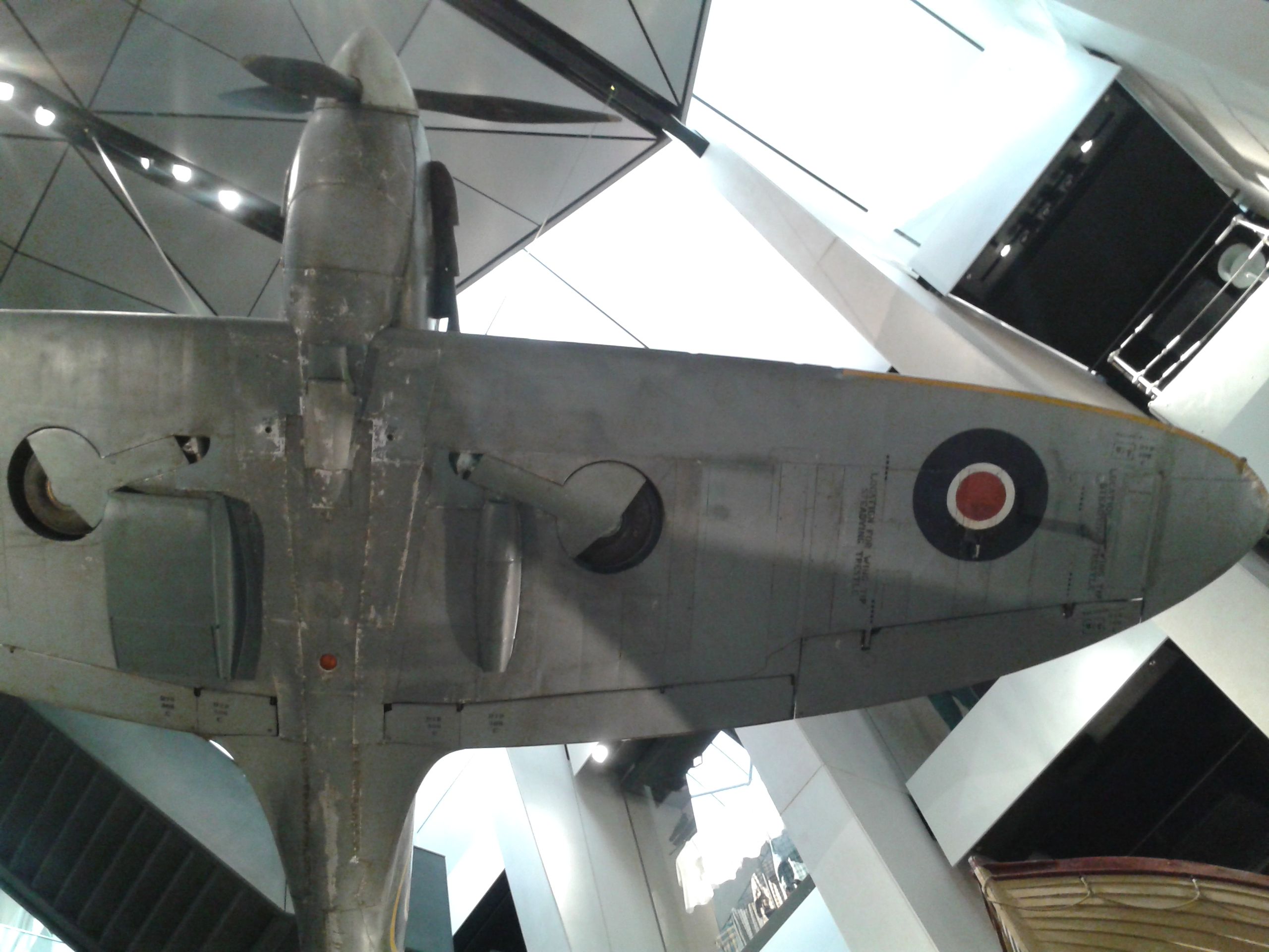 Egy híres második világháborús spitfire. Ennek a konkrét repülőnek a történetét egy kisfilmből tudhattam meg. 13 pilóta vezette, némelyikük csak egyszer :( Aki egy kicsit is ismer elképzelheti hogyan néztem ezt a filmet.