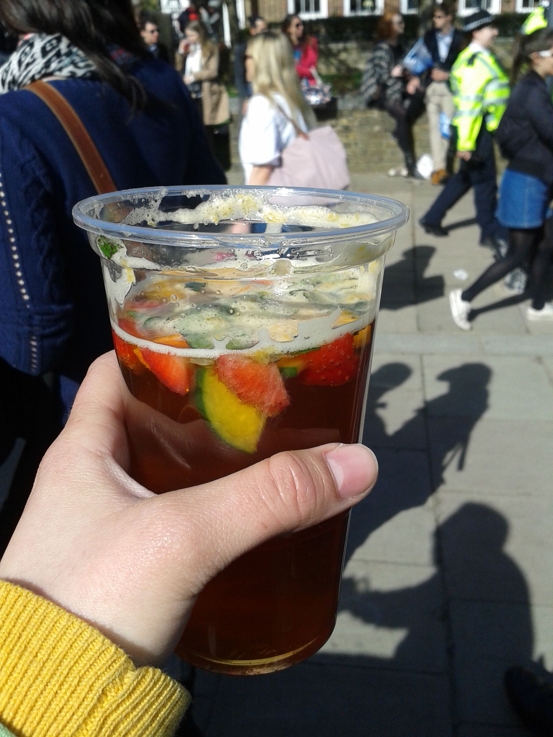 egy számomra új ital a Pimm‘s, ami nagyon finom és piszok drága. Valamilyen alkoholos limonádé mentával gyümölccsel és uborkával :D