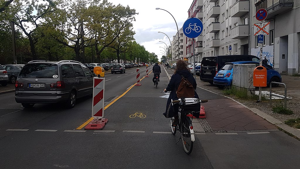 1024px-pop-up-radweg_petersburger_stra_e_berlin_2_1.jpg