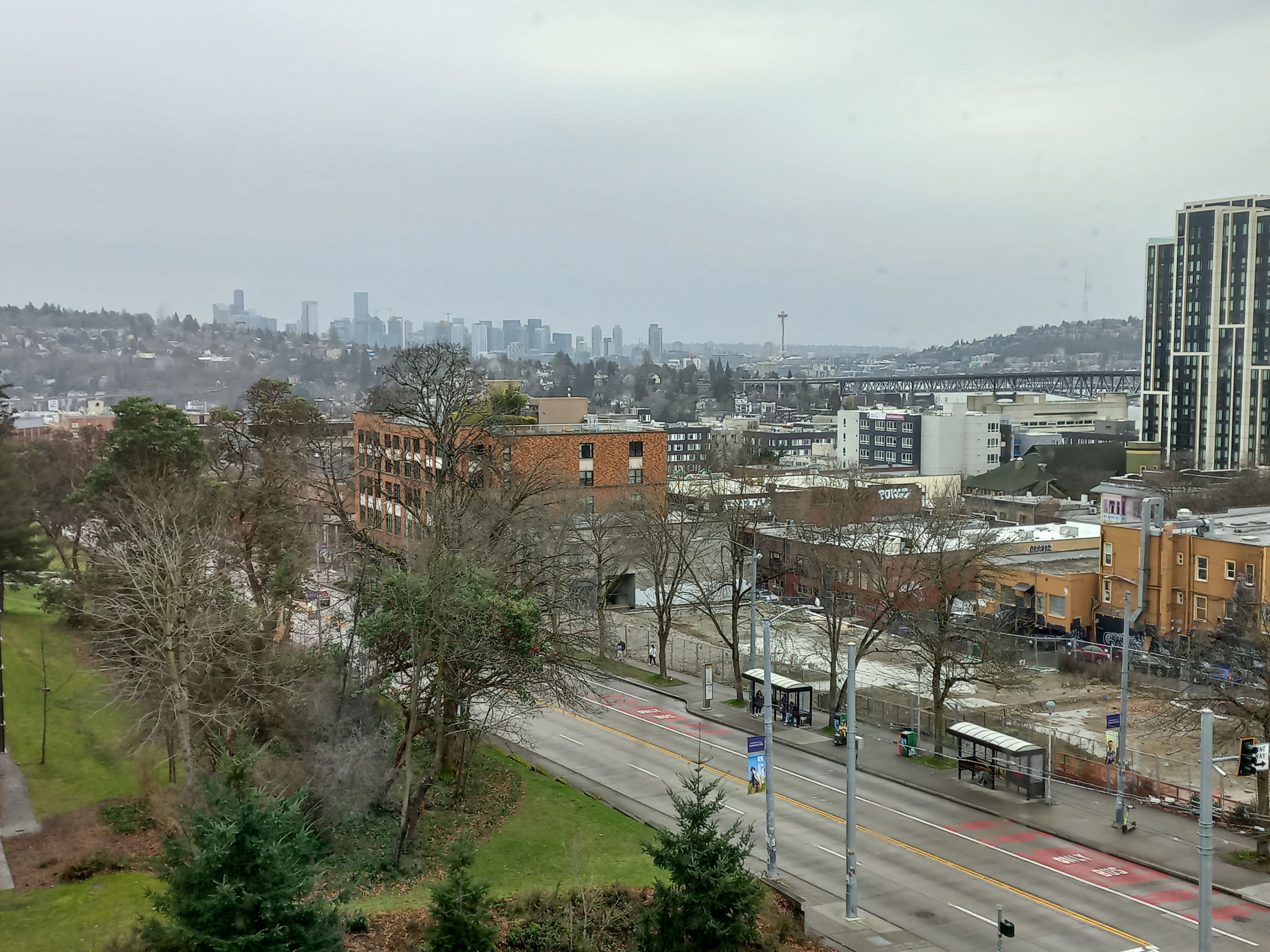 És akkor egy pillantás a mai Seattle-re a 2. emeletről.